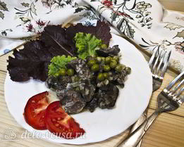 Куриная печень с зеленым горошком