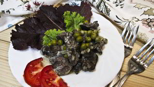 Куриная печень с зеленым горошком