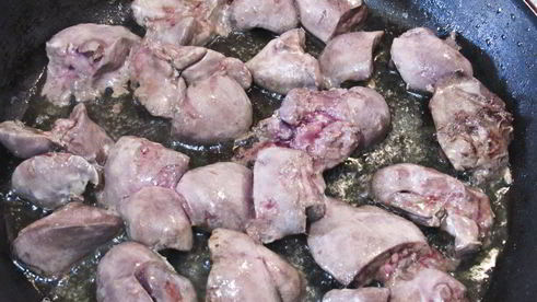 куриная печень с зеленым горошком