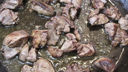 куриная печень с зеленым горошком