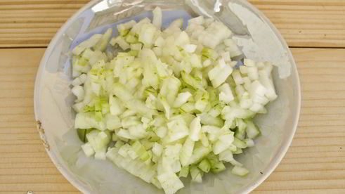 куриная печень с зеленым горошком