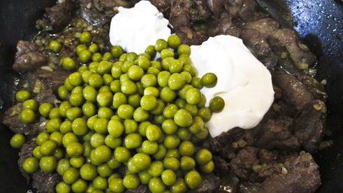 куриная печень с зеленым горошком