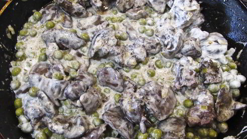 куриная печень с зеленым горошком