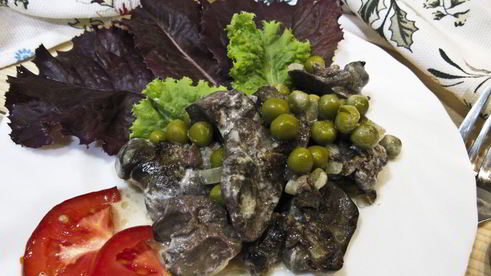 куриная печень с зеленым горошком