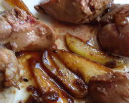 Куриная печень в карамели с яблоками