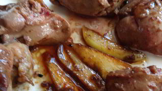 Куриная печень в карамели с яблоками