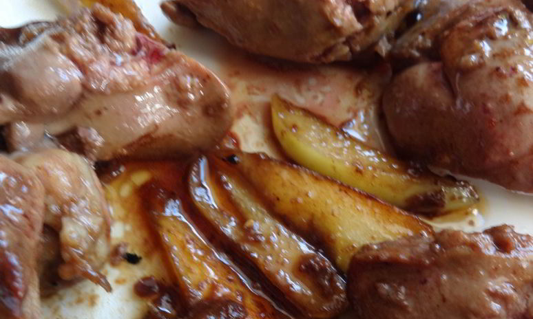 Рецепт куриной печени в карамели с яблоками