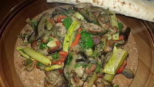 Куриная печень, запеченная с овощами