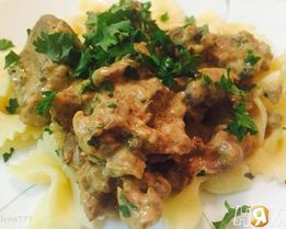 Куриные сердечки и печень, тушеные в сметане