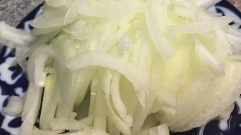 куриные сердечки и печень, тушеные в сметане