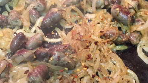 куриные сердечки и печень, тушеные в сметане