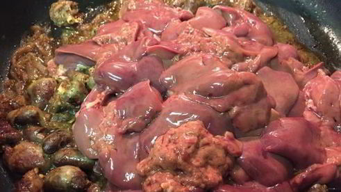 куриные сердечки и печень, тушеные в сметане