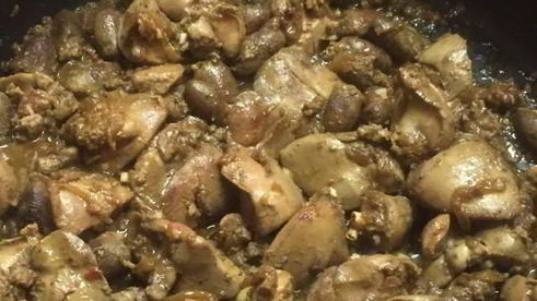 куриные сердечки и печень, тушеные в сметане