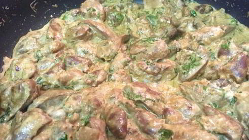 куриные сердечки и печень, тушеные в сметане