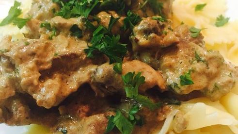 куриные сердечки и печень, тушеные в сметане