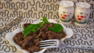 Печень с луком тушеная