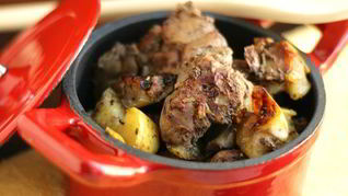 Печень с яблоками и розмарином в мультиварке