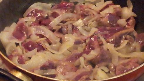 печень теленка с луком в кисло-сладком соусе