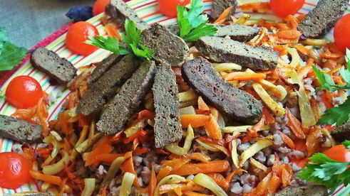 печенка с овощами и гречкой