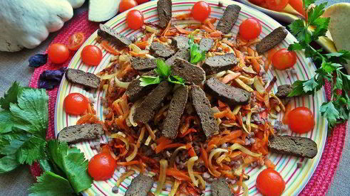 печенка с овощами и гречкой