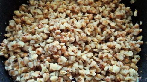 печенка с овощами и гречкой