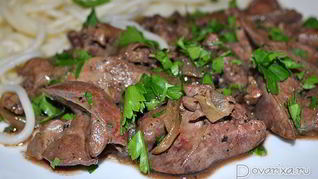 Жареная куриная печень с луком