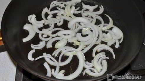 жареная куриная печень с луком