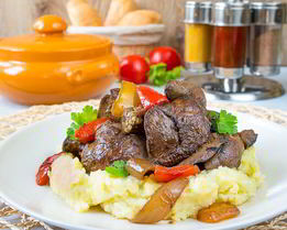 Жареная куриная печень с овощами