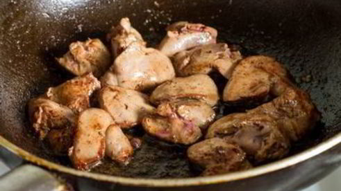 жареная куриная печень с овощами