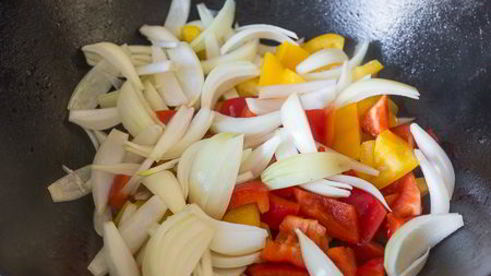 жареная куриная печень с овощами