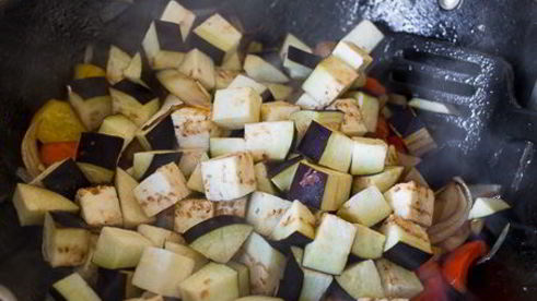 жареная куриная печень с овощами