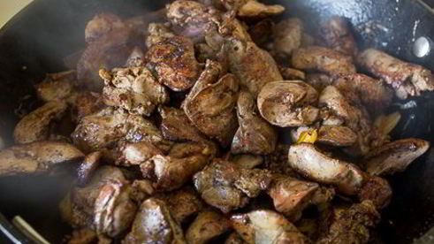 жареная куриная печень с овощами