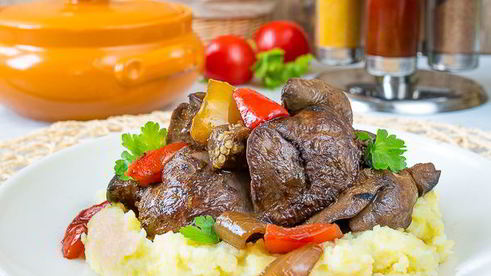 жареная куриная печень с овощами