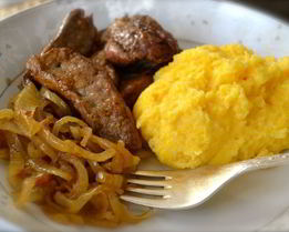 Жареная печень с карамелизированным луком и полентой