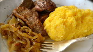 Жареная печень с карамелизированным луком и полентой