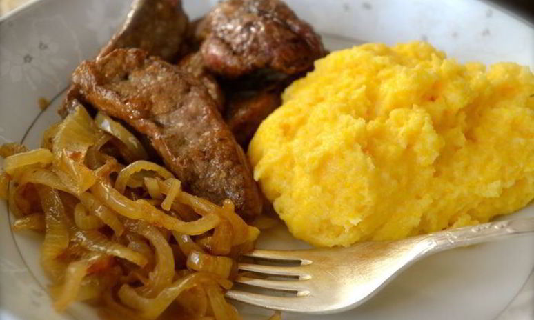 Рецепт жареной печени с карамелизированным луком и полентой