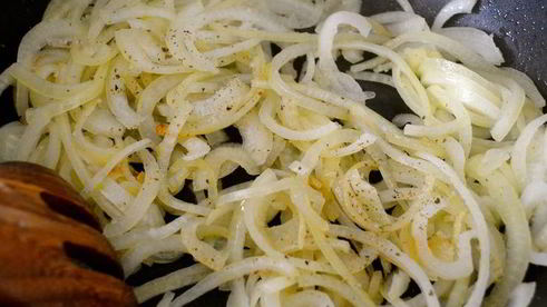 жареная печень с карамелизированным луком и полентой