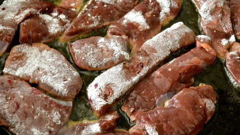 жареная печень с карамелизированным луком и полентой