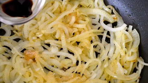 жареная печень с карамелизированным луком и полентой