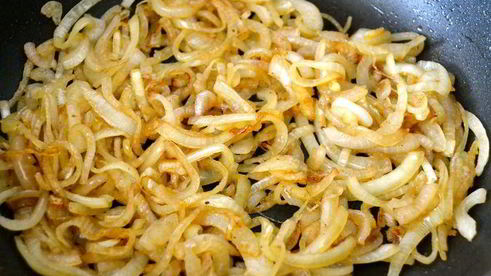 жареная печень с карамелизированным луком и полентой