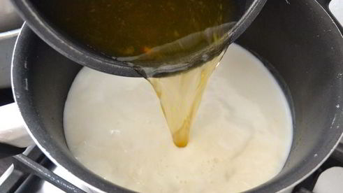 жареная печень с карамелизированным луком и полентой