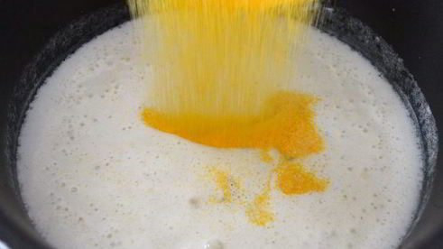 жареная печень с карамелизированным луком и полентой