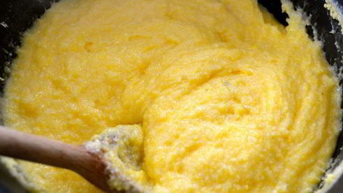 жареная печень с карамелизированным луком и полентой