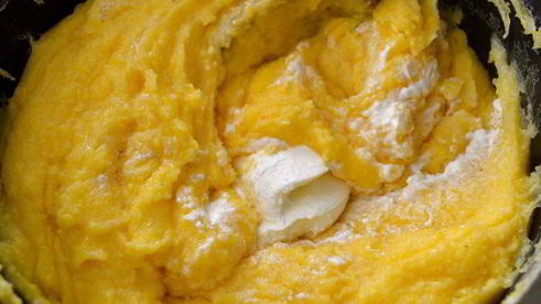 жареная печень с карамелизированным луком и полентой