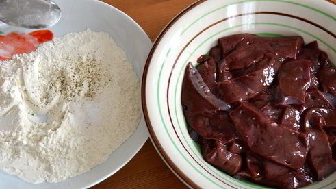 жареная печень с карамелизированным луком и полентой