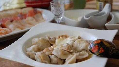 пельмени с фаршем и соком ягод