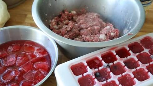 пельмени с фаршем и соком ягод