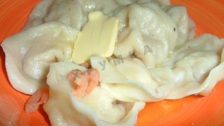 Пельмени с креветками и сыром