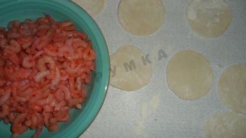 пельмени с креветками и сыром