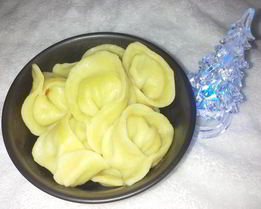 Пельмени-ушки из морковного теста